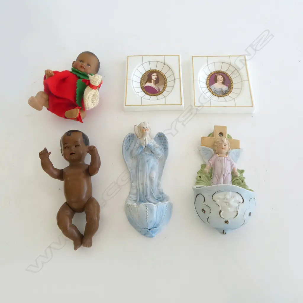 2 CERAMIC FONTS, 2 VILLEROY & BOCH PLAQUES & 2 VINTAGE DOLLS (1 SCHILDKROT) Image 1++