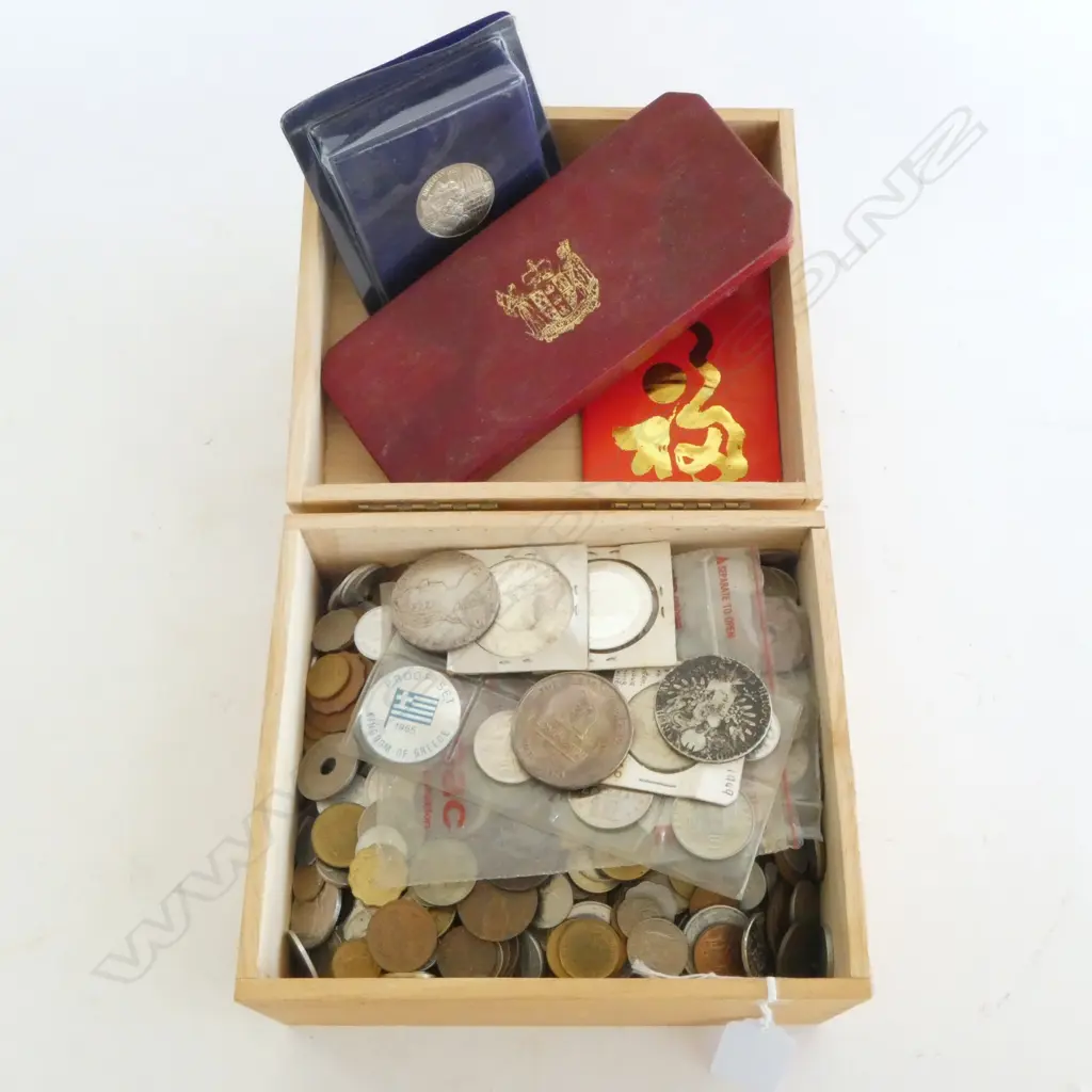 BOX OF ASST. WORLD COINS mainly loose some in packets Image 1++