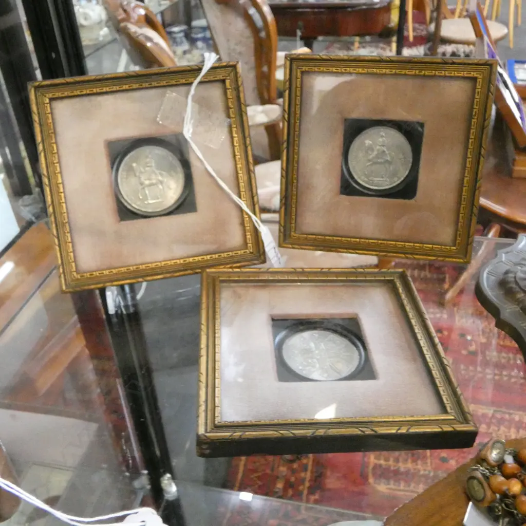 3 FRAMED ELIZABETH II COMEMORATIVE 5 SHILLING COINS Image 1++