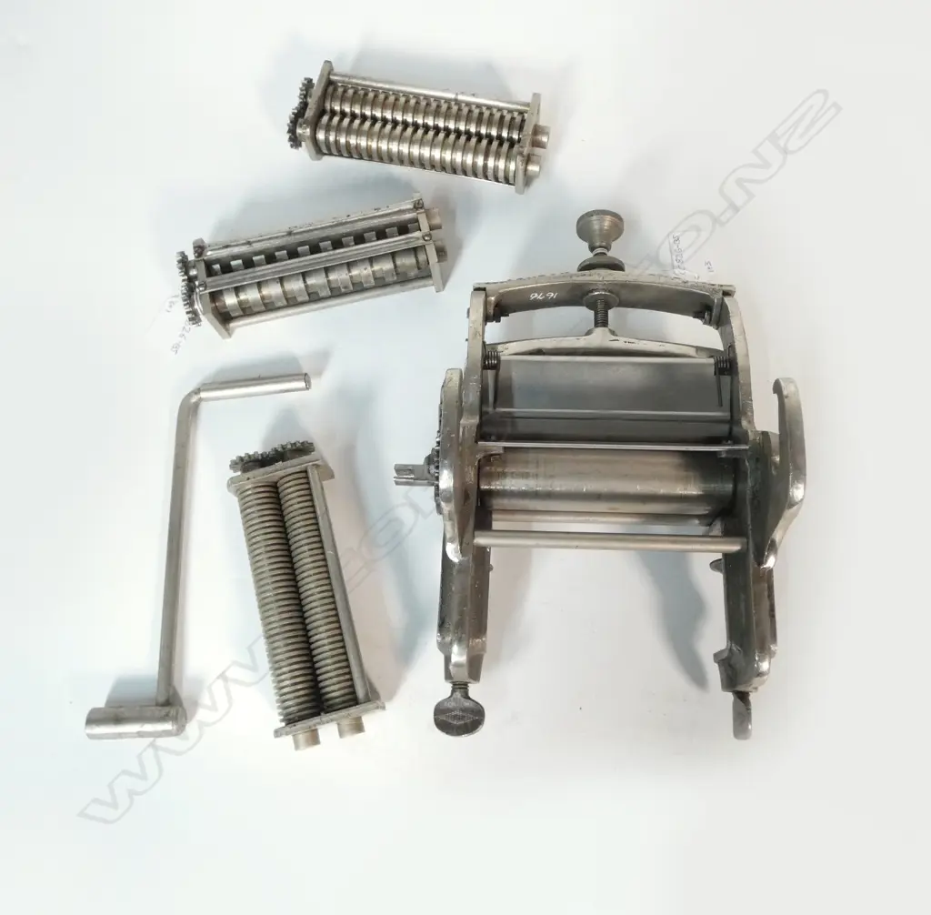 (1676) VINTAGE 1985 'THE MARVEL NOODLE CUTTER H.240mm w. 3 SEPERATE CUT ATTACHMENTS Image 1++