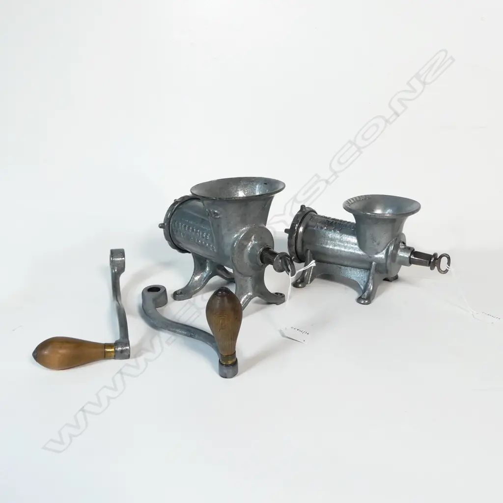 3589/3590 2 VINTAGE CAST METAL BENCH MINCERS L230MM Image 1++