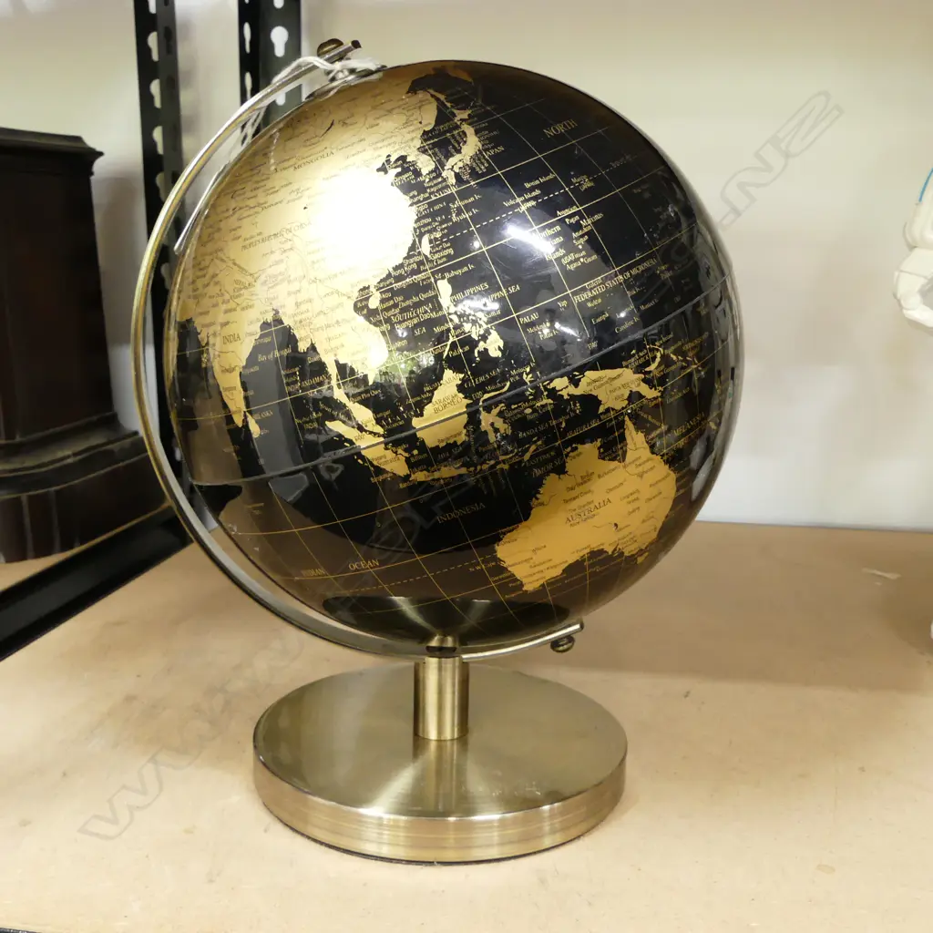 BLACK & GILT GLOBE H.280mm Image 1++