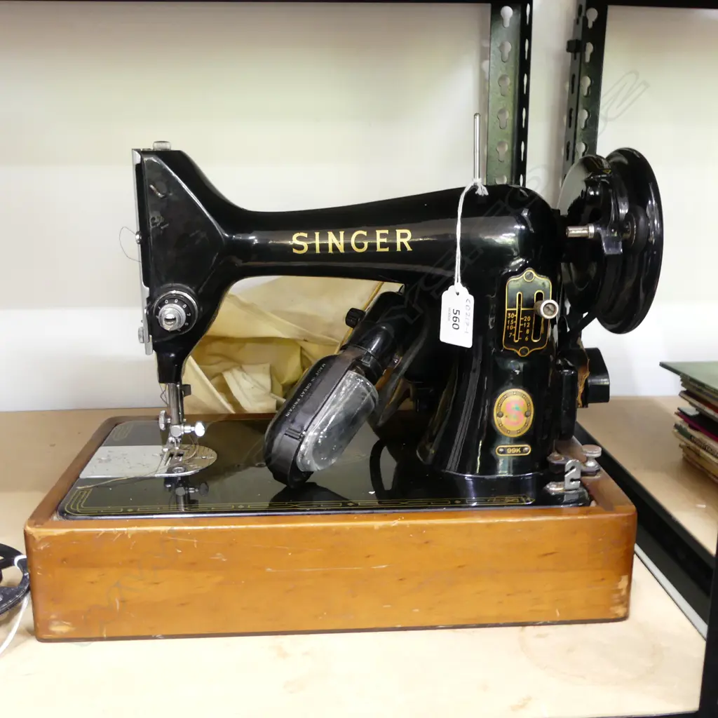 ELECTRIC SINGER SEWING MACHINE Image 1++