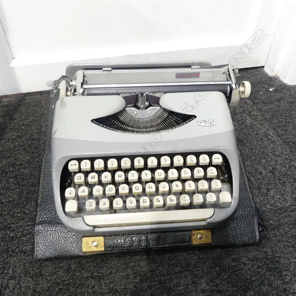 ROYAL TYPE WRITER, CASED Image 1++