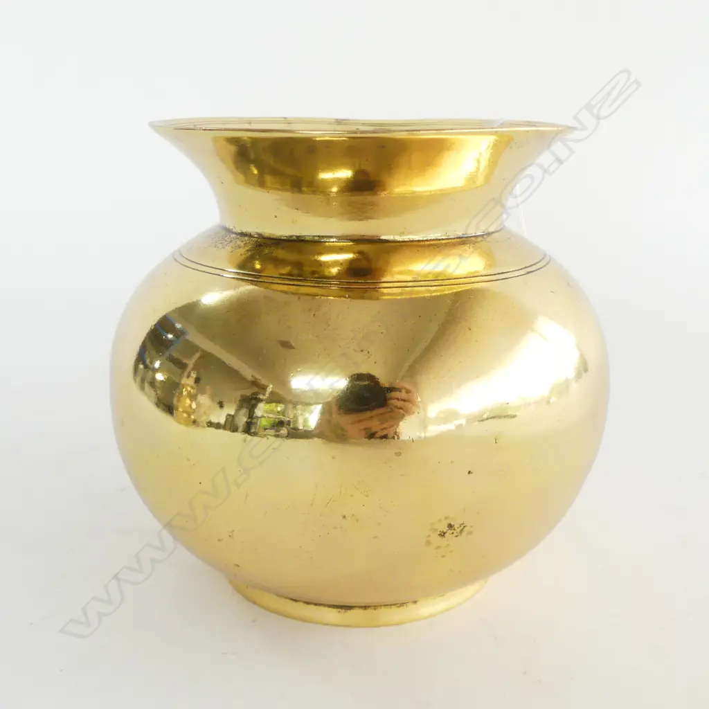 VICTORIAN BRASS. VASE in good polish squat spherical H.130mm Image 1++