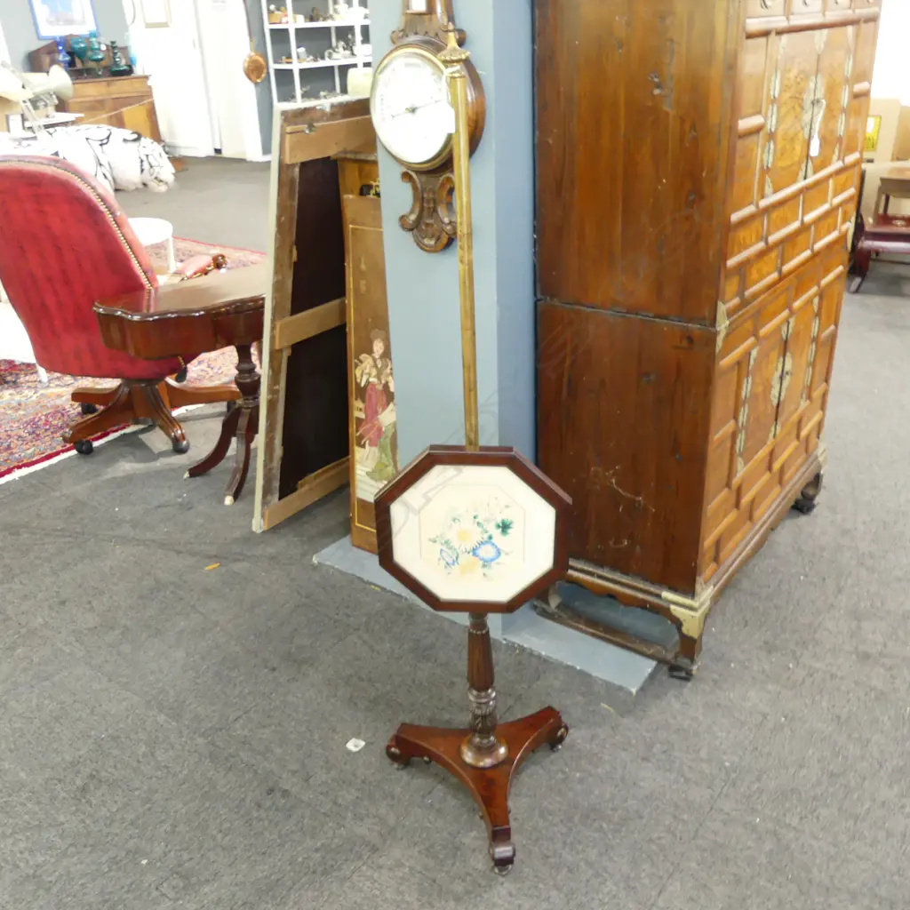 MAHOGANY POLESCREEN ON TREFOIL BASE, H1460mm Image 1++