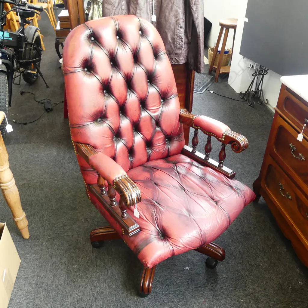 RED LEATHER BUTTONED OFFICE CHAIR Image 1++