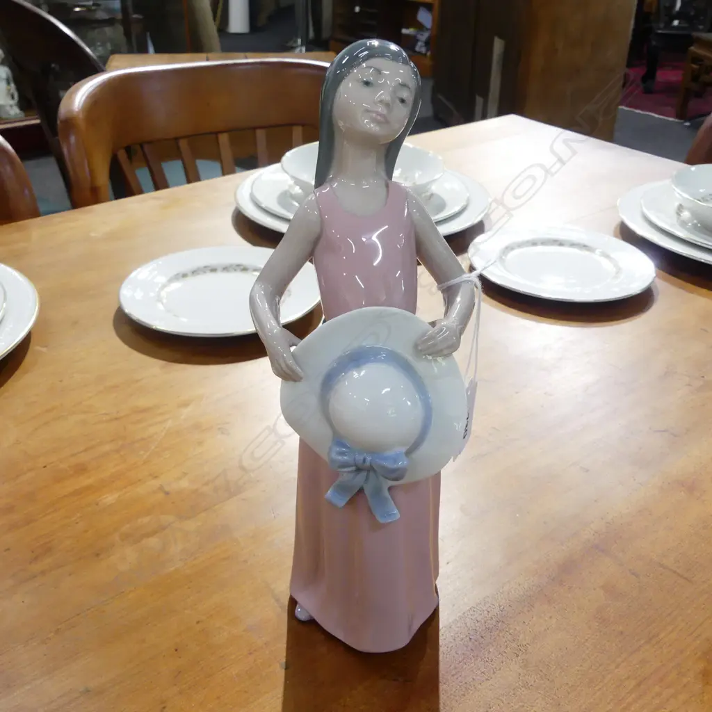 LLADRO WOMAN HOLDING SUN HAT H.250mm Image 1++