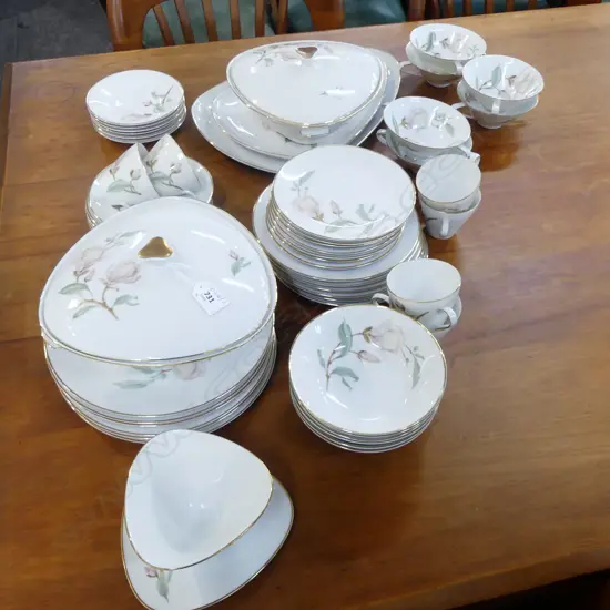 HUTSCHENREUTHER MAGNOLIA PART DINNER SERVICE