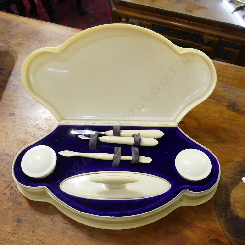 DECO IVORINE VANITY SET, CASED W.275mm Image 1++