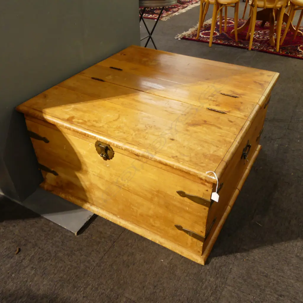 LG WOODEN COFFEE TABLE Image 1++