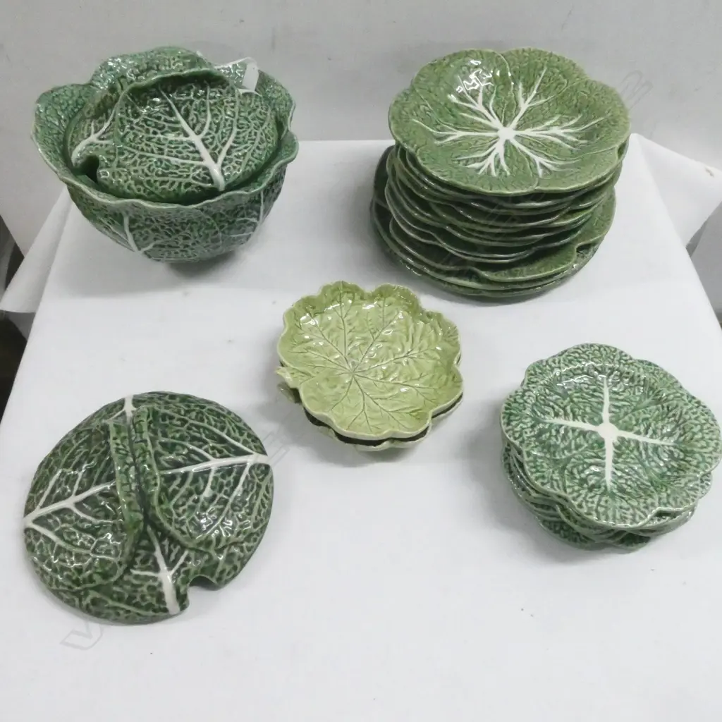 ASST. BORDALLO PINHEIRO PORTUGAL MAJOLICA INCL. TUREEN, 3 DINNER PLATES, 9 LUNCHEON (1 AF), 8 SIDE PLATES ETC Image 1++