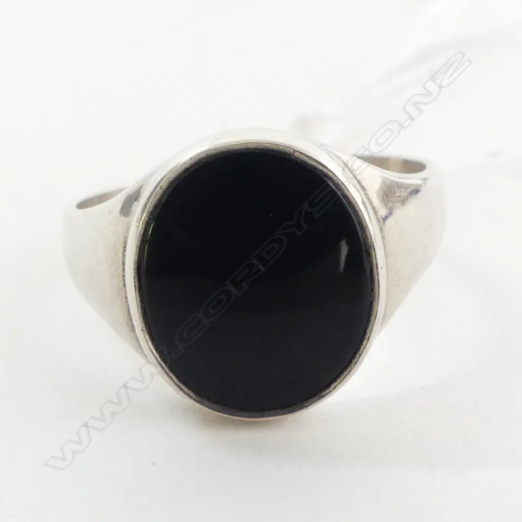 STG ONYX SIGNET RING, 6.5grms SIZE V Image 1++