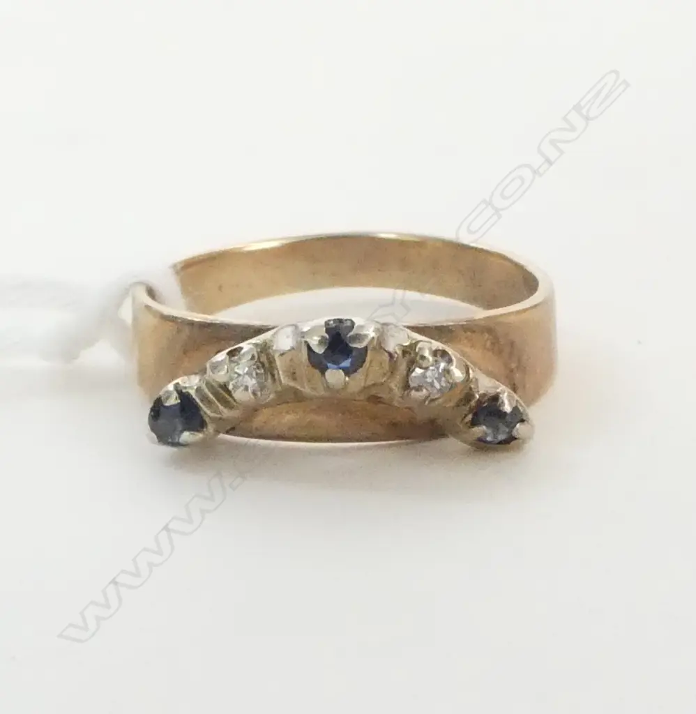 9ct GOLD SAPPHIRE & DIAMOND curved band RING 2.5gms SIZE M Image 1++