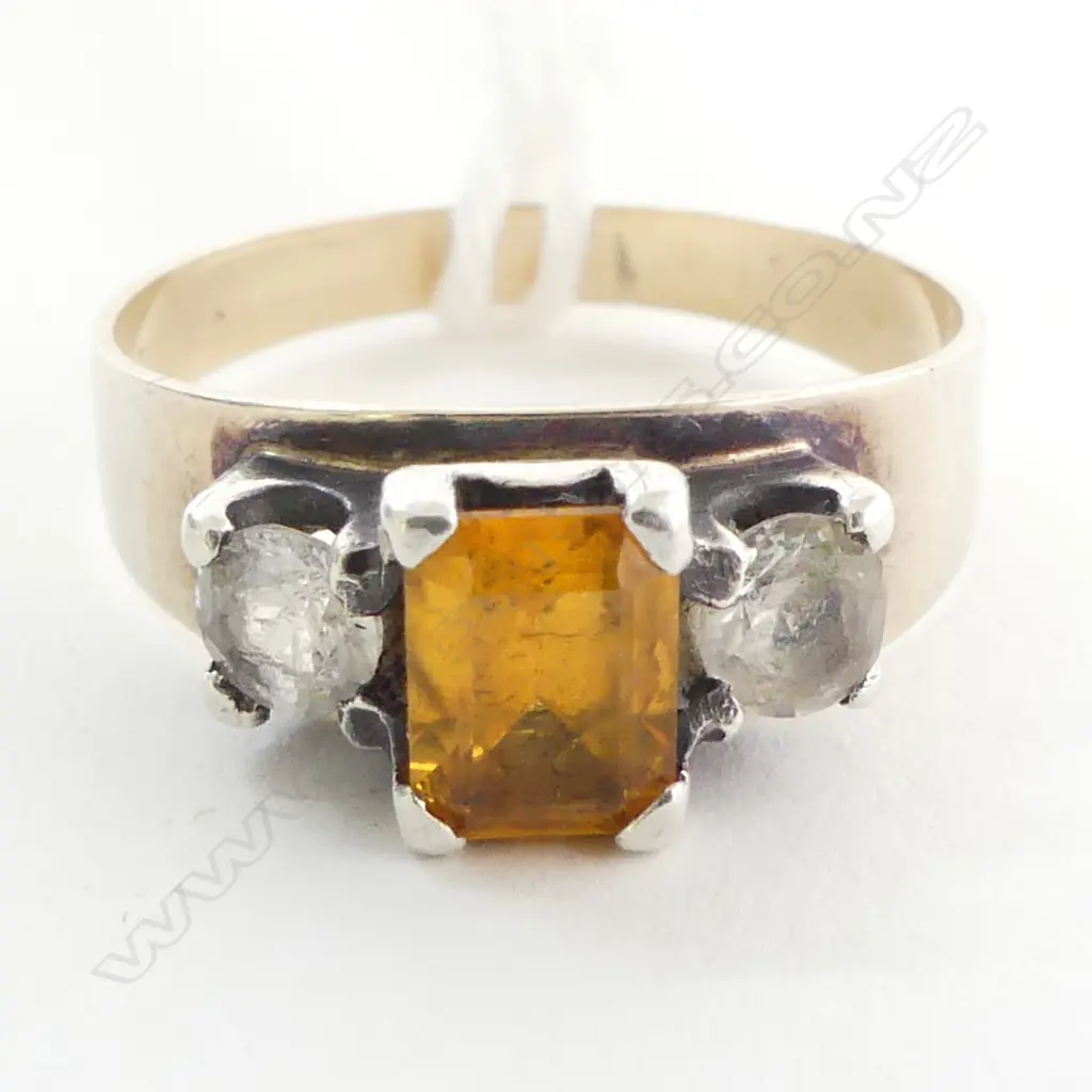9CT 3 STONE DRESS RING 3.3grms SIZE R Image 1++