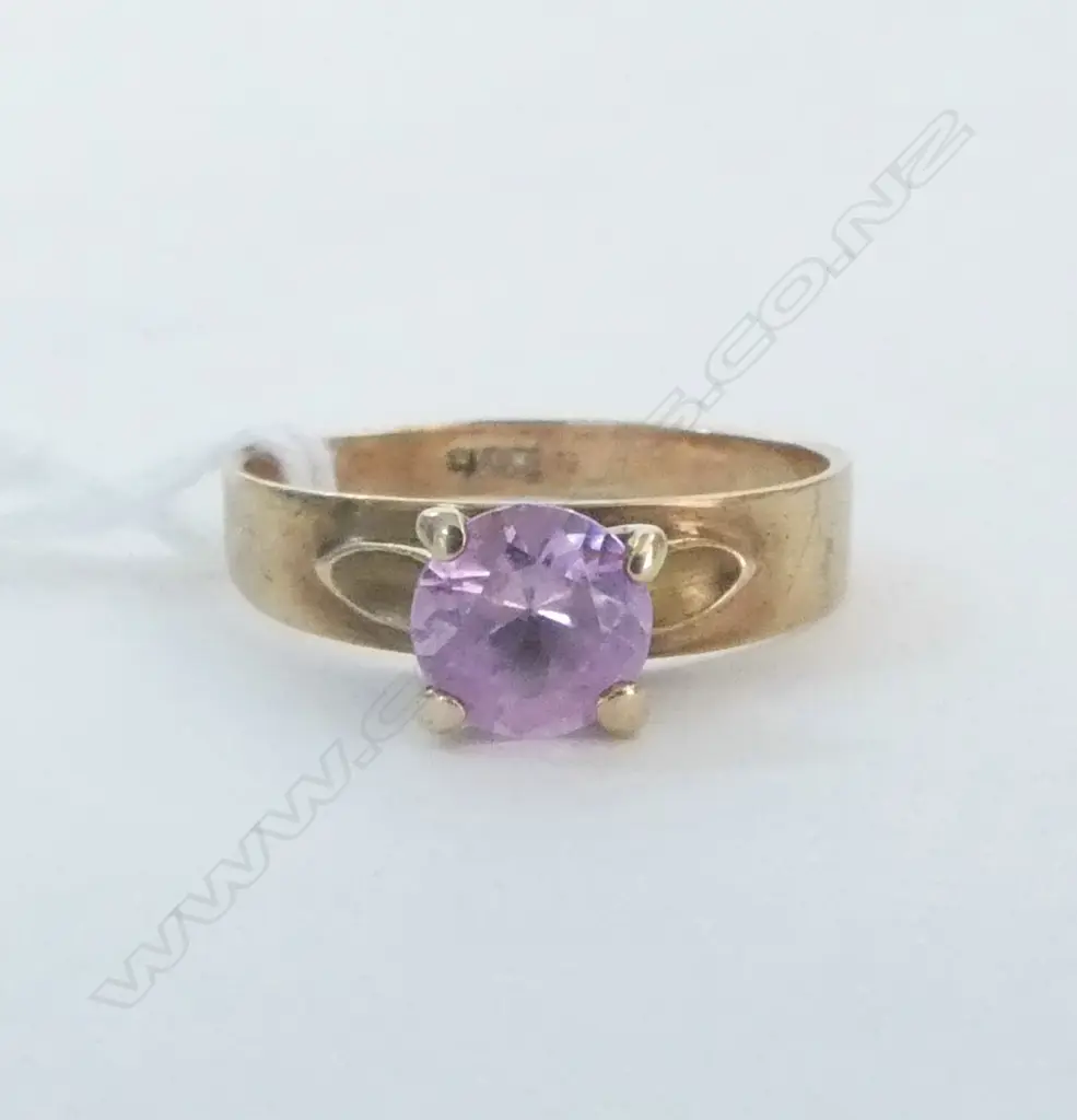 9ct GOLD & PINK STONE RING 2.18gms SIZE O Image 1++
