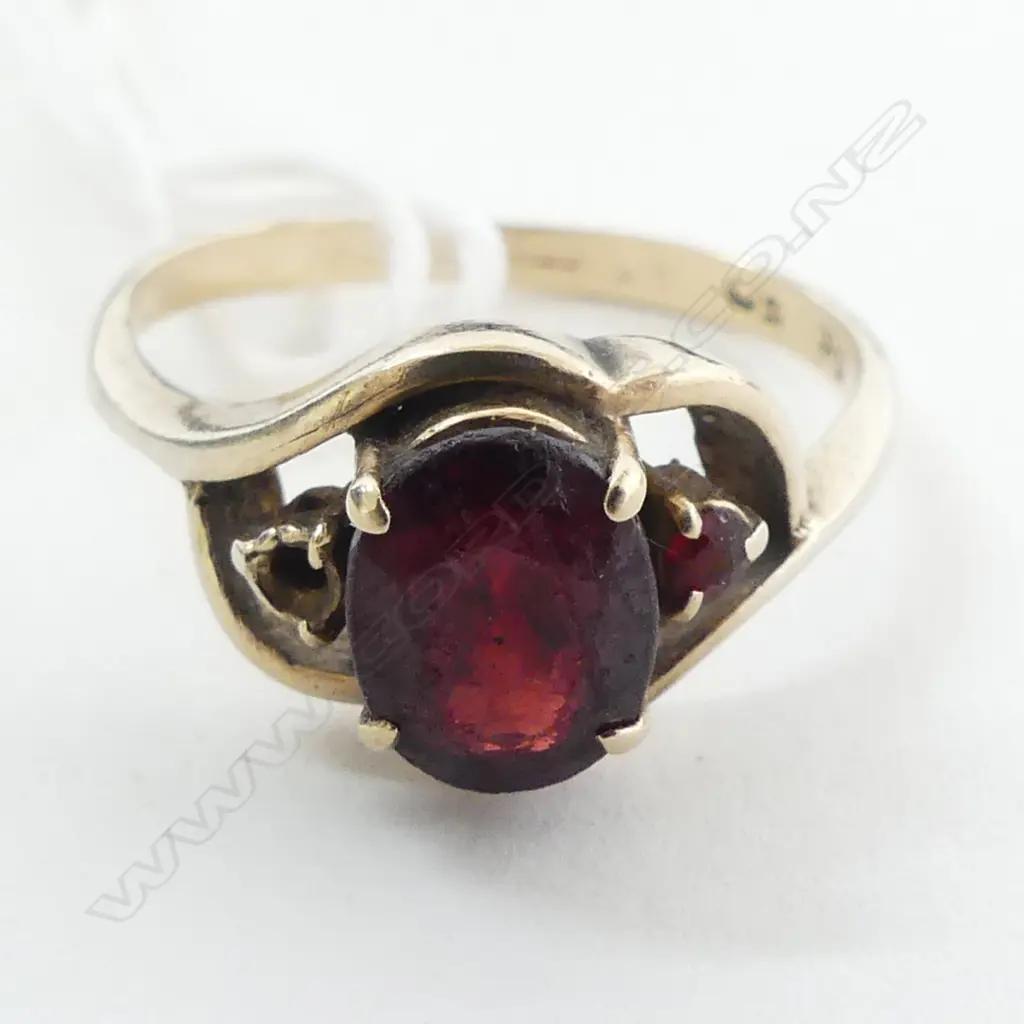 9CT GARNET STONE RING (1 MISSING)  Centre stone showing wear 2.7grms SIZE O Image 1++