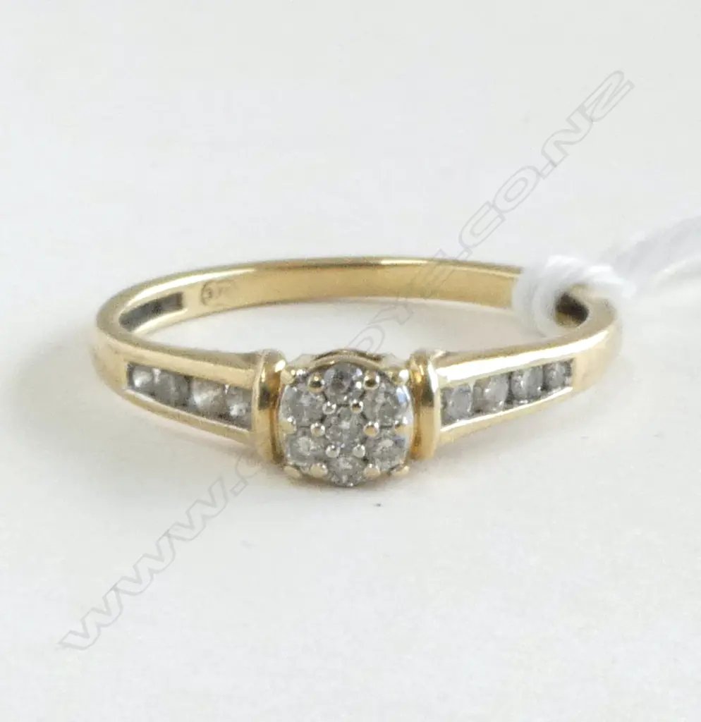 9ct GOLD & DIAMOND CLUSTER RING 1.7gms SIZE O Image 1++