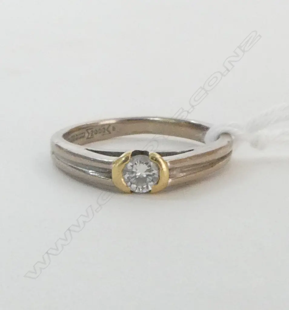 18ct WHITE & YELLOW GOLD & DIAMOND SOLITAIRE RING 3.58gms SIZE K Image 1++
