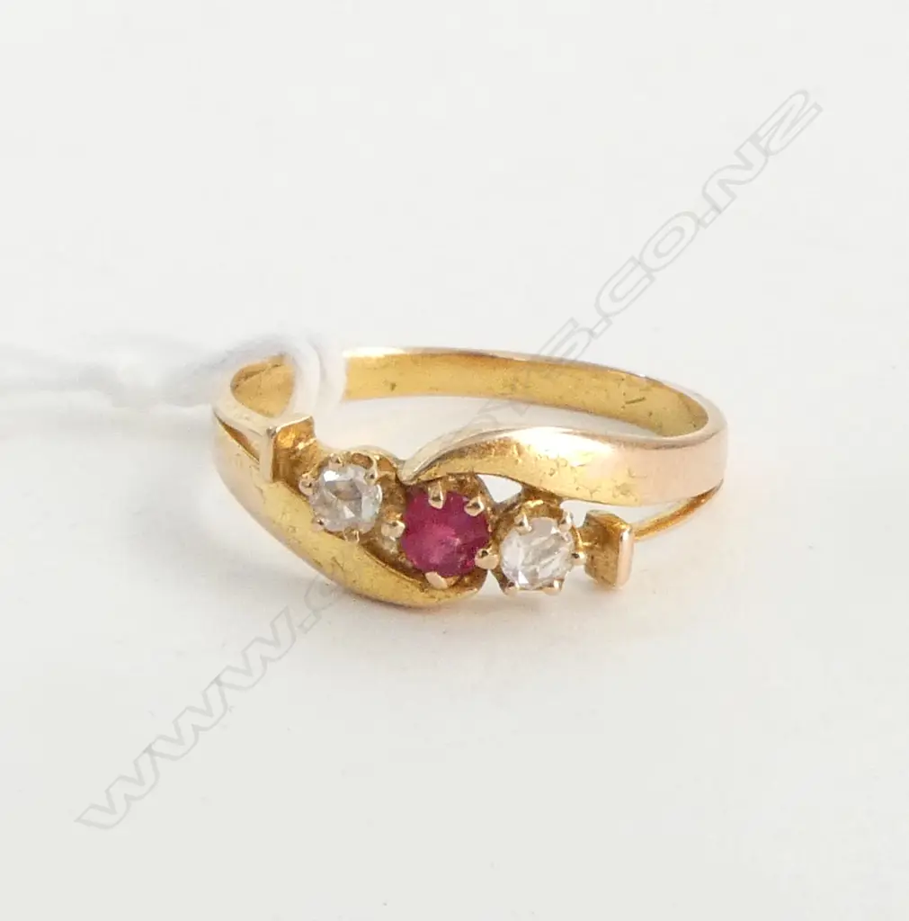 18CT GOLD RED STONE & 2 DIAMOND ESTATE RING 2.3gms old mine cut diamonds A/F to red stone size M Image 1++