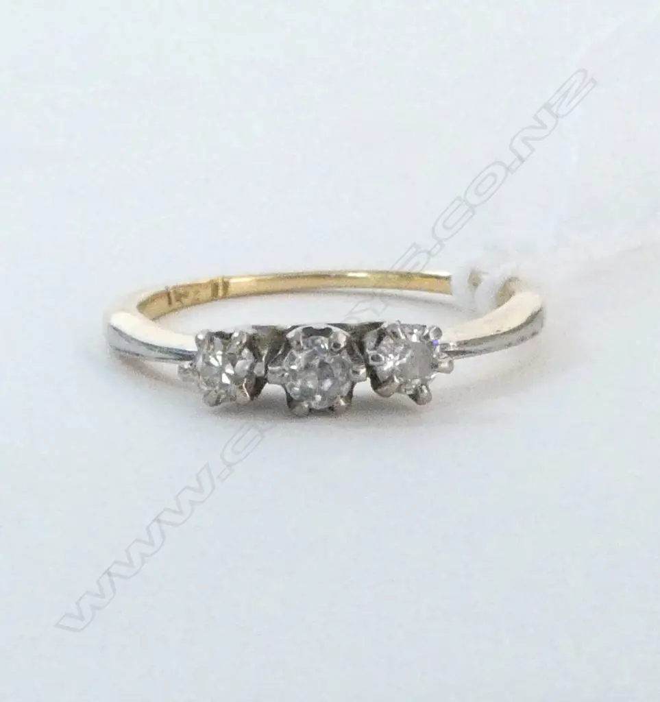 ESTATE 18ct GOLD & 3 STONE DIAMOND RING claw set old cuts  diamonds 2.2gms size N Image 1++