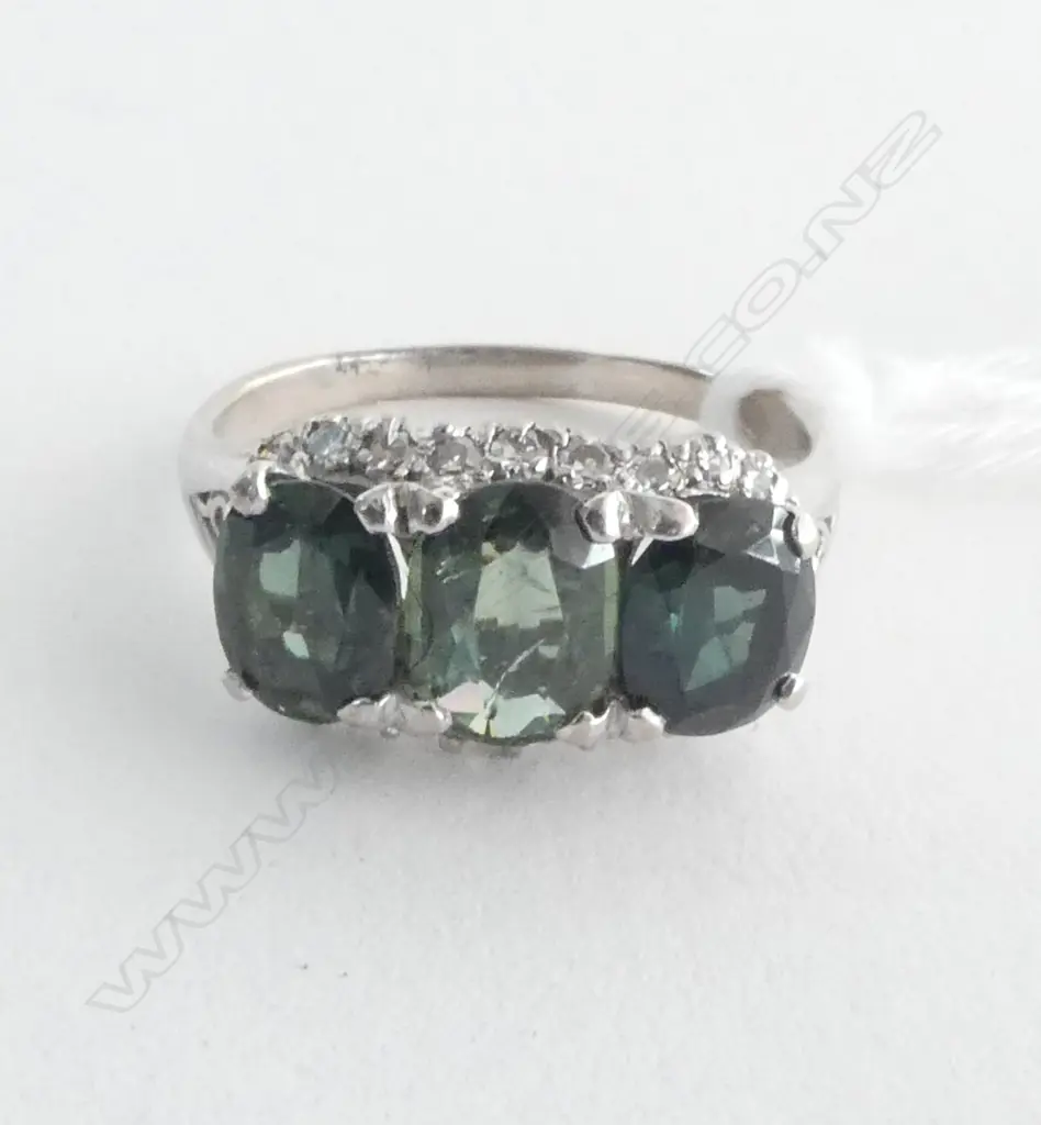 14CT - 18CT W/GOLD 3 STONE GREEN SAPPHIRE & DIAMOND RING inclusions to middle stone 4.1grms SIZE R Image 1++