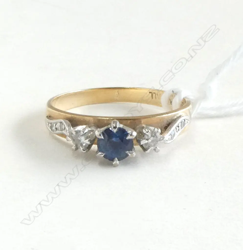 9ct GOLD SAPPHIRE & DIAMOND RING 2gms SIZE K 1/2 Image 1++