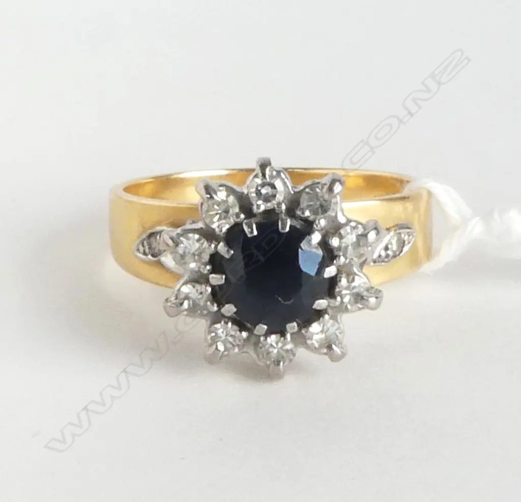 18ct Y/GOLD SAPPHIRE & DIAMOND CLUSTER RING 5gms SIZE N Image 1++