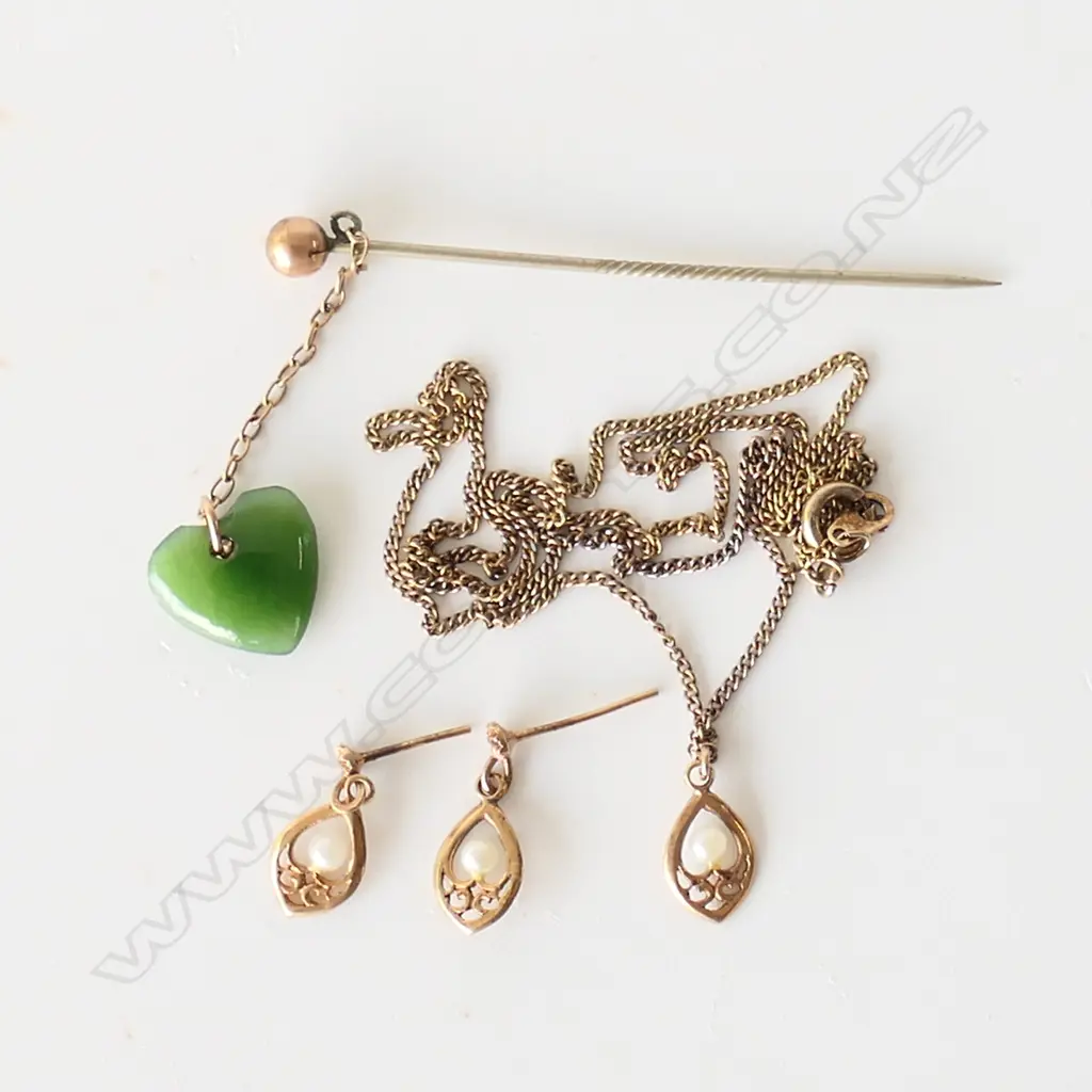 9ct GOLD & PEARL PENDANT & EARRINGS (no keepers) + gold & pounamu heart stick pin Image 1++