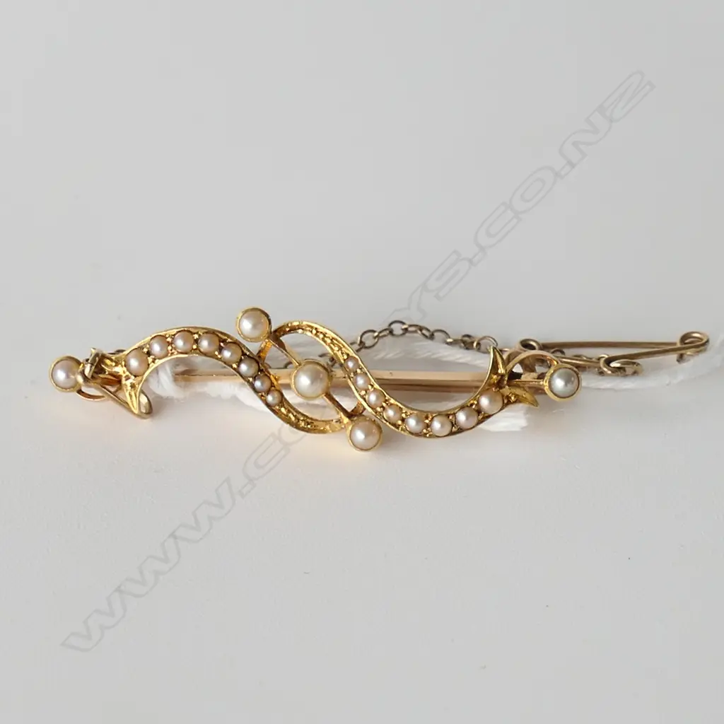 ELEGANT EDWARDIAN 15 to 18ct GOLD & SEED PEARL scrolling BAR BROOCH 3.7gms Image 1++