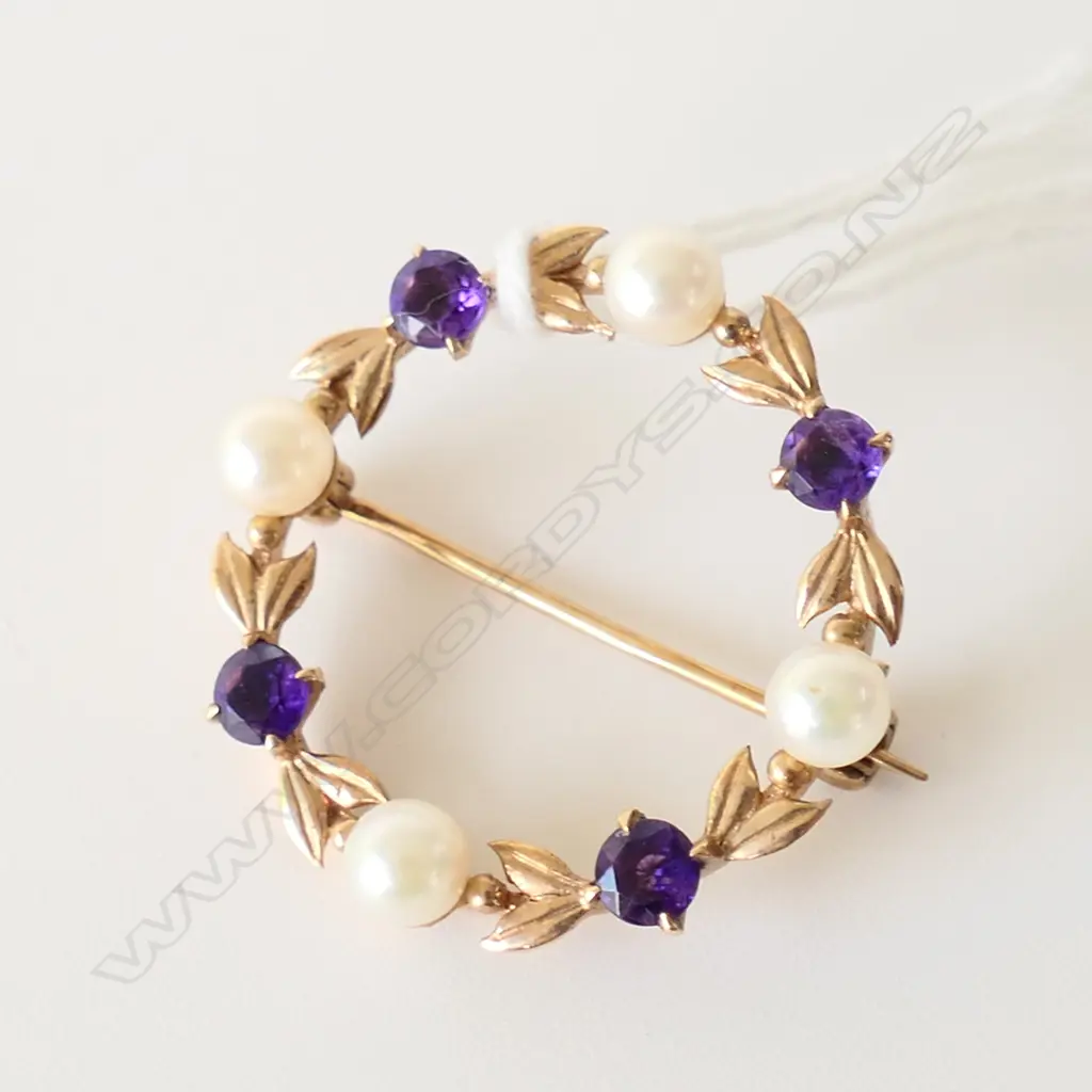 9ct GOLD AMYTHYST & PEARL CIRCLE BROOCH 4gms Image 1++