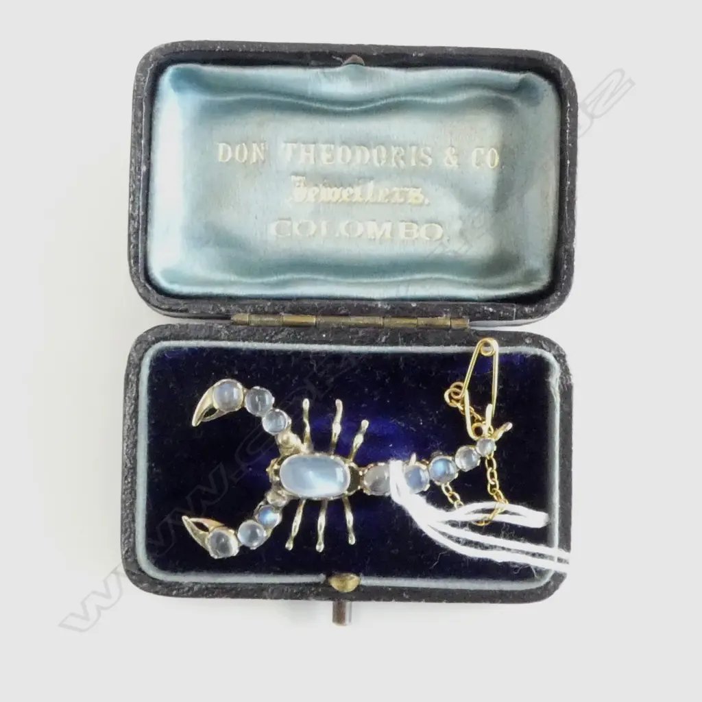 VINTAGE 9ct GOLD & MOONSTONE SET SCORPIAN BROOCH 3.8gms Image 1++