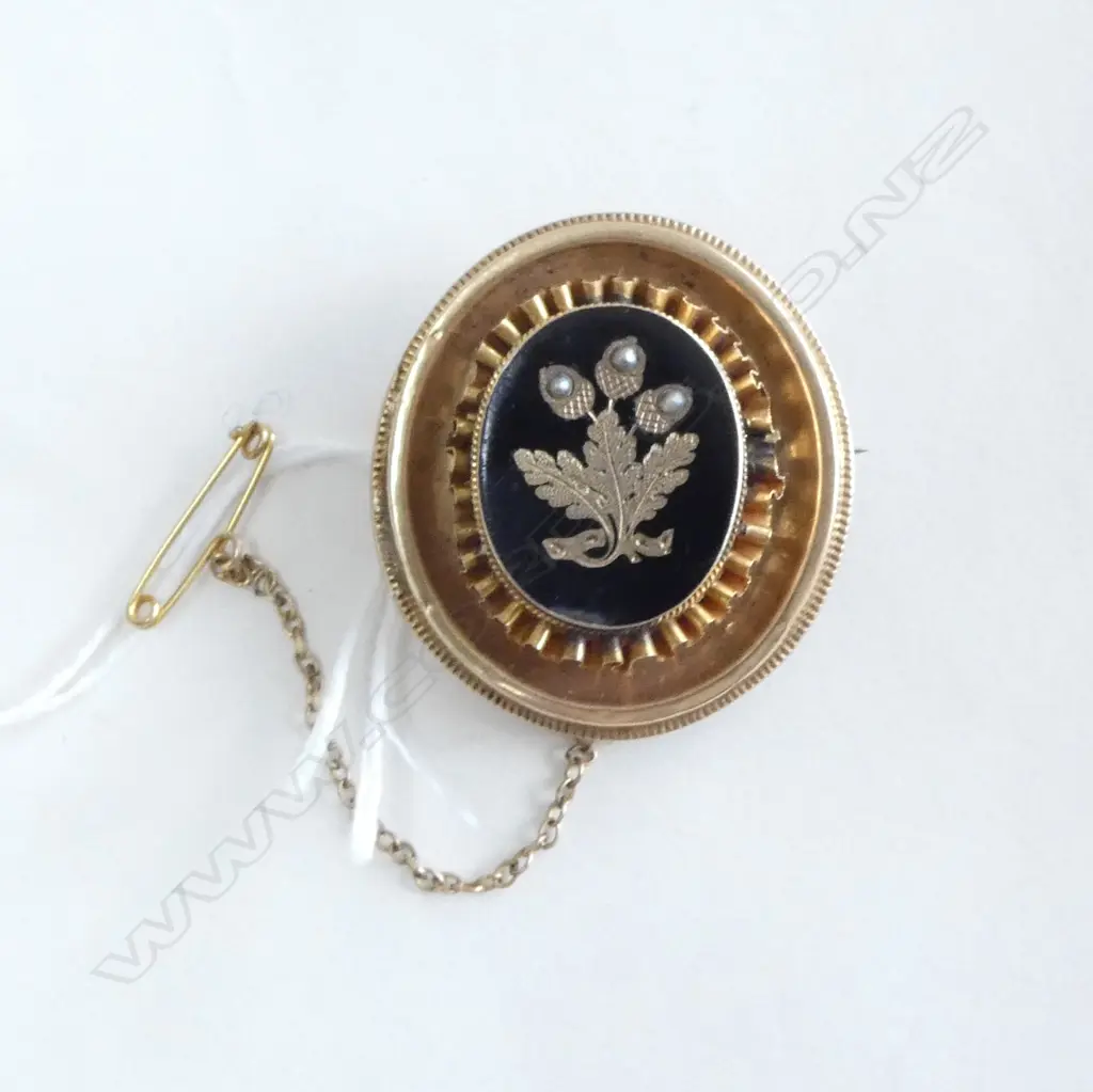 GOLD MOURNING BROOCH (FAULTED) 6gms testing 14 to 15ct gold Image 1++