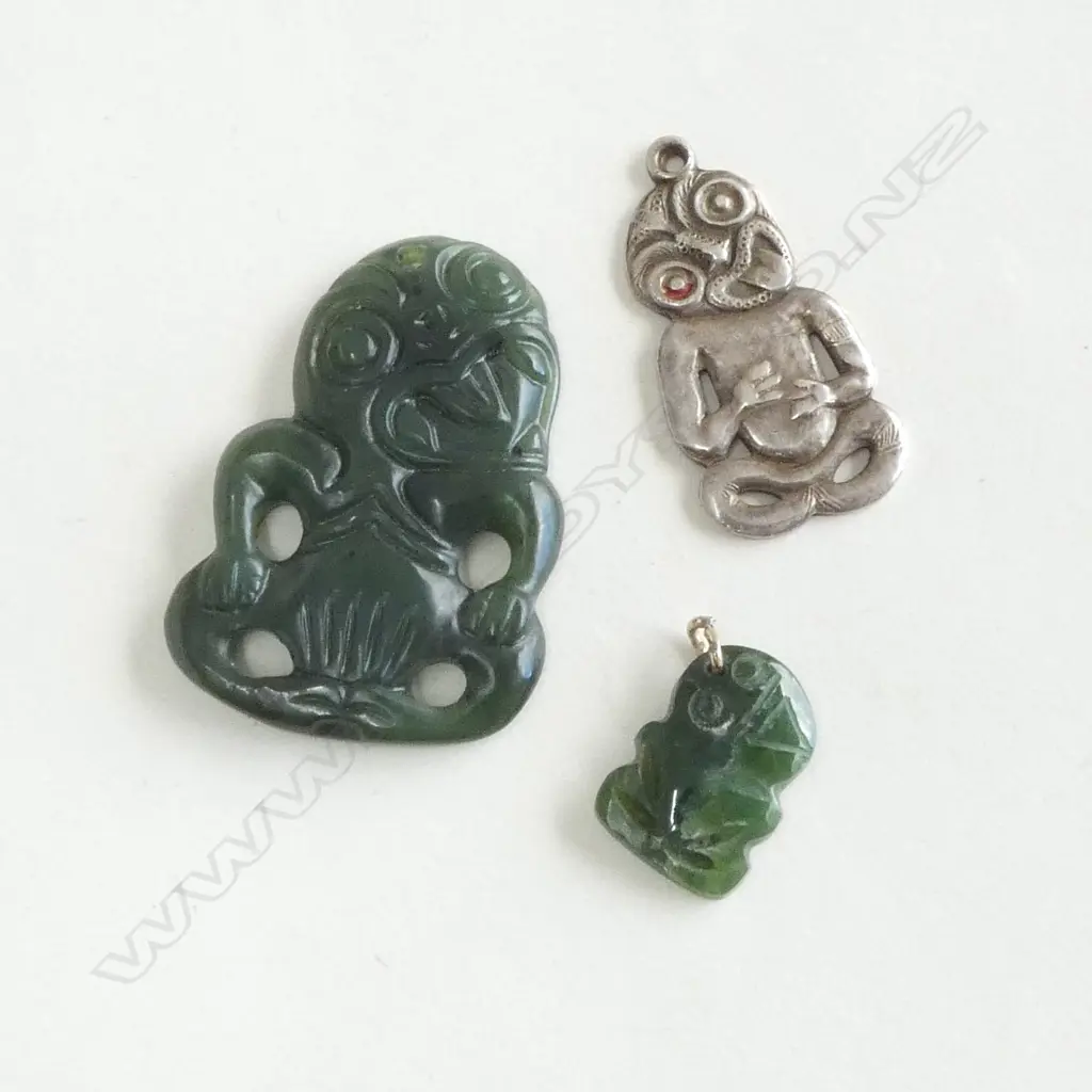 3 VINTAGE HEI TIKI: 1 SILVER & 2 POUNAMU tallest H.42mm Image 1++