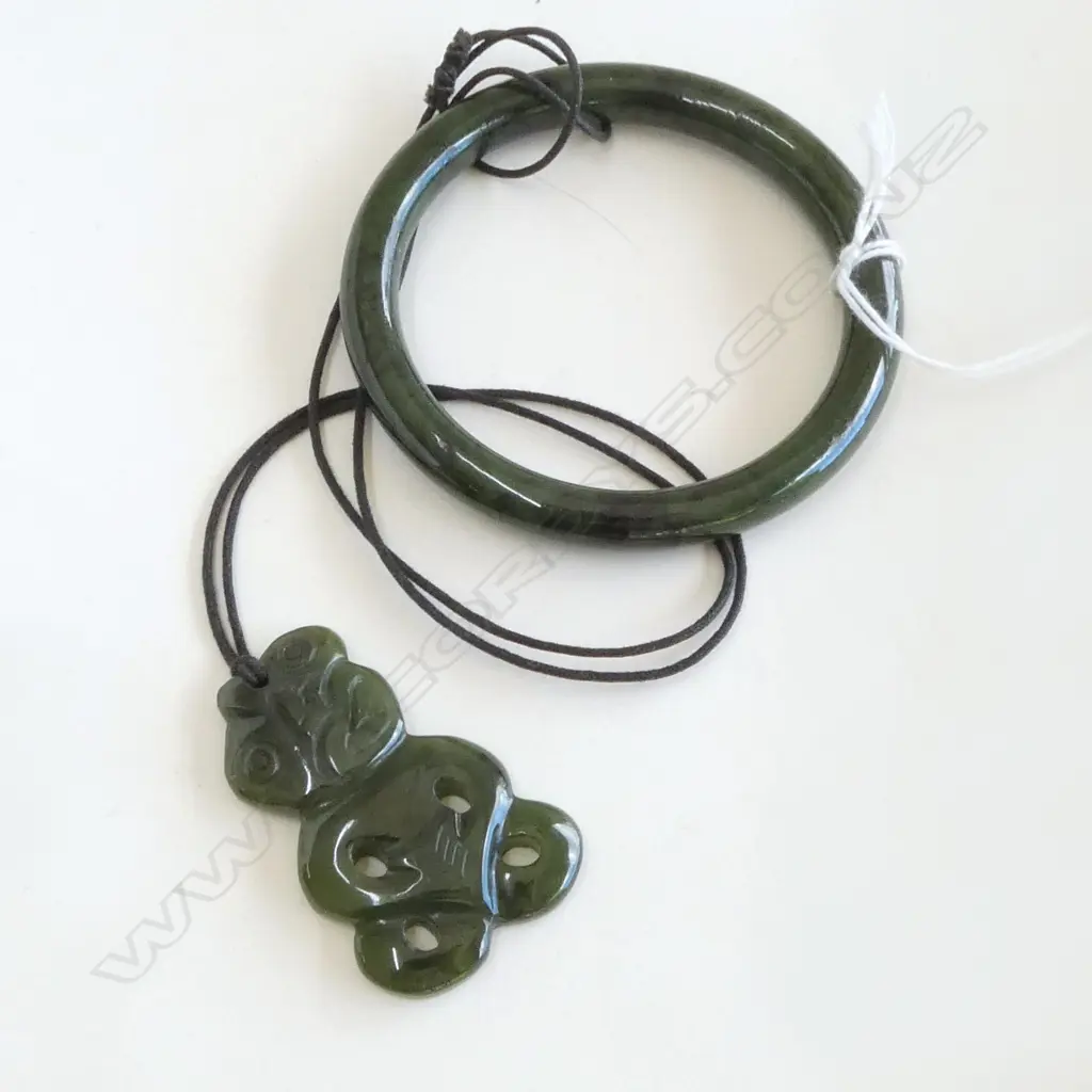 POUNAMU BANGLE + HEI TIKI Image 1++