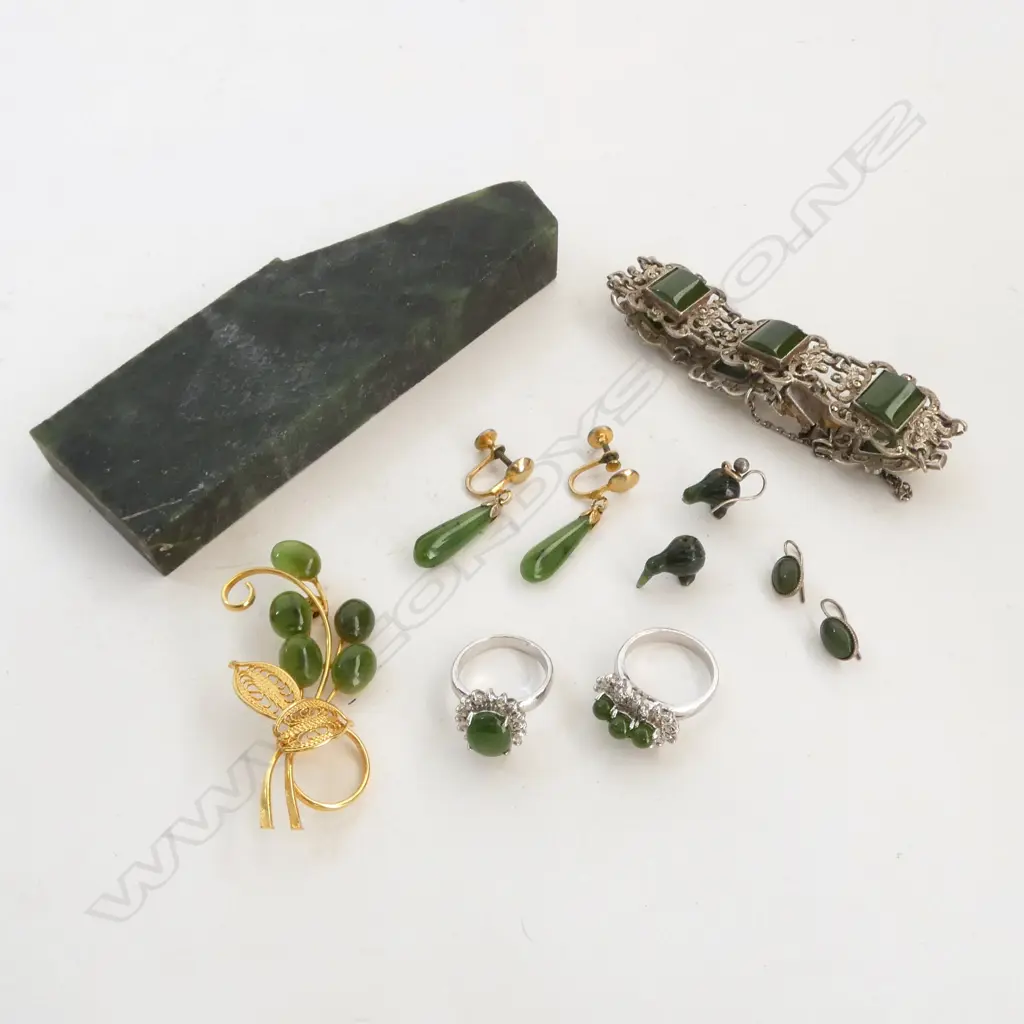 GREENSTONE PIECE L.130mm + ASST. JEWELLERY Image 1++