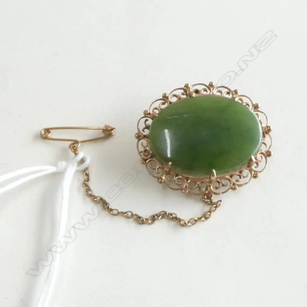 9ct GOLD FRAMED POUNAMU BROOCH scrolling frame 5.7gms. W.30mm Image 1++