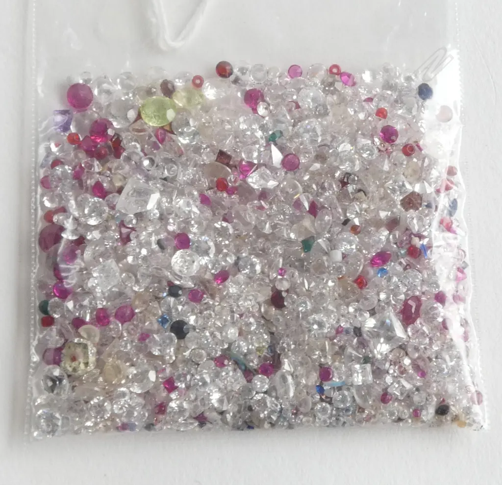 LARGE BAG OF JEWELLERY GEMS 354cts white sapphires + CZ's etc Image 1++