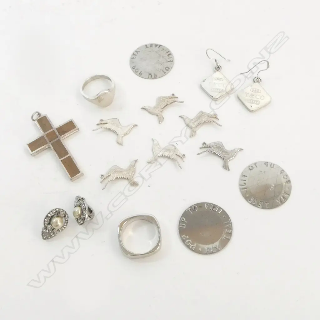 ASST. SILVER JEWELLERY INCL. RING STAMPED TIFFANY & CO & 'T & CO' EARRINGS, 3 TEAL FIJI TOKENS Image 1++