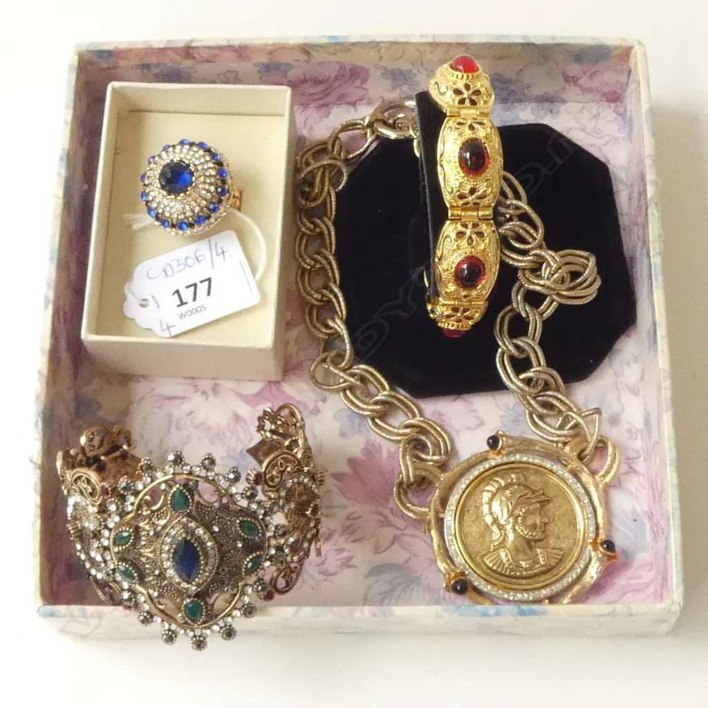 4 PCES COSTUME JEWELLERY INCL. SILVER GILT BRACELET Image 1++