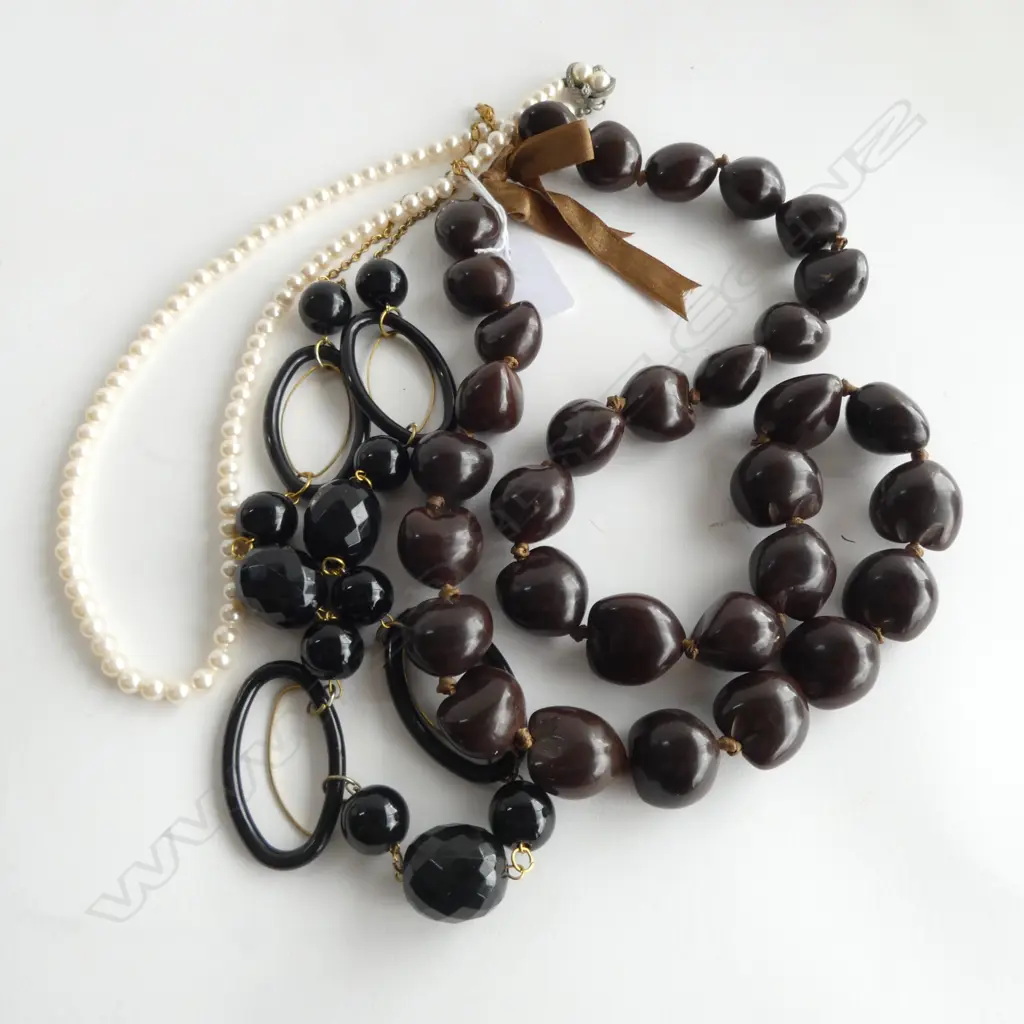 3 COSTUME NECKLACES Image 1++