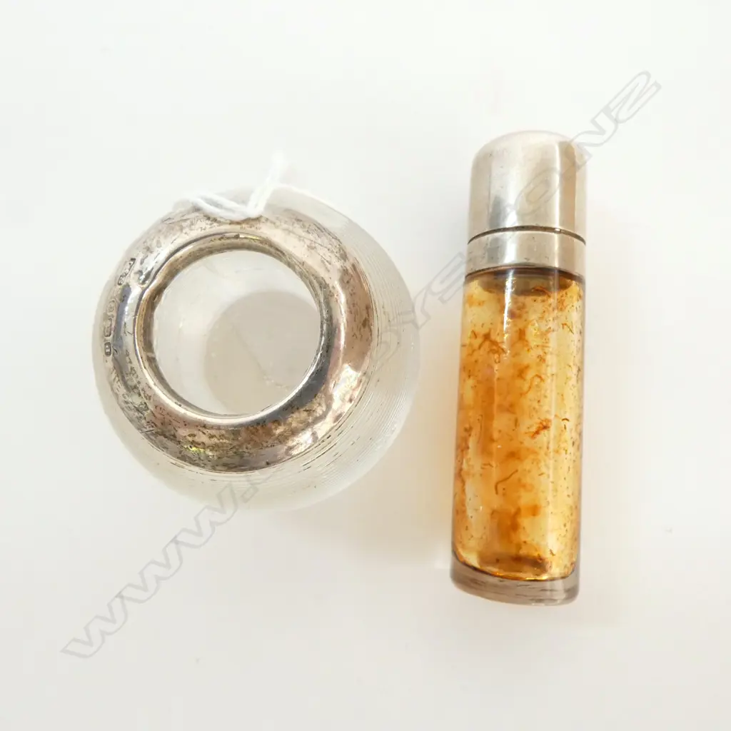 ANTIQUE SILVER TOPPED GLASS SCENT BOTTLE & BALL FORM VESTA Image 1++