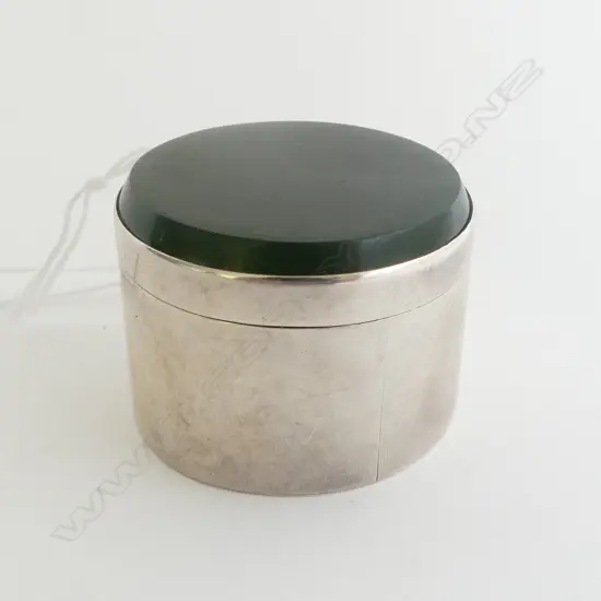 SILVER & POUNAMU LIDDED VANITY BOX plain design. Stamped 'ATS' Dia.42mm