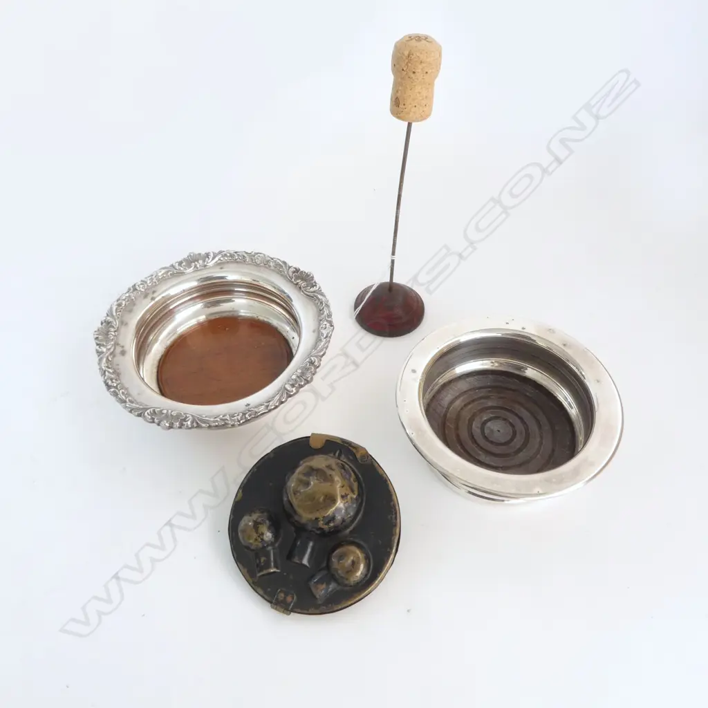 2 EP WINE COASTERS, METAL PIN, BULB CASE Image 1++