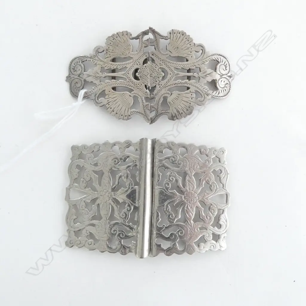 2 METAL BELT BUCKLES  Image 1++