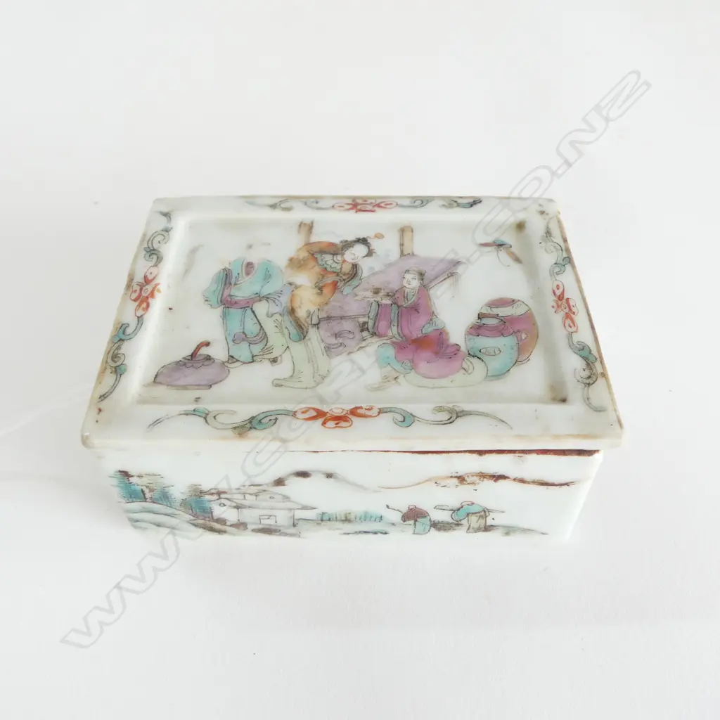 CHINESE FAMILLE ROSE SMALL LIDDED TRINKET BOX L.85mm Image 1++