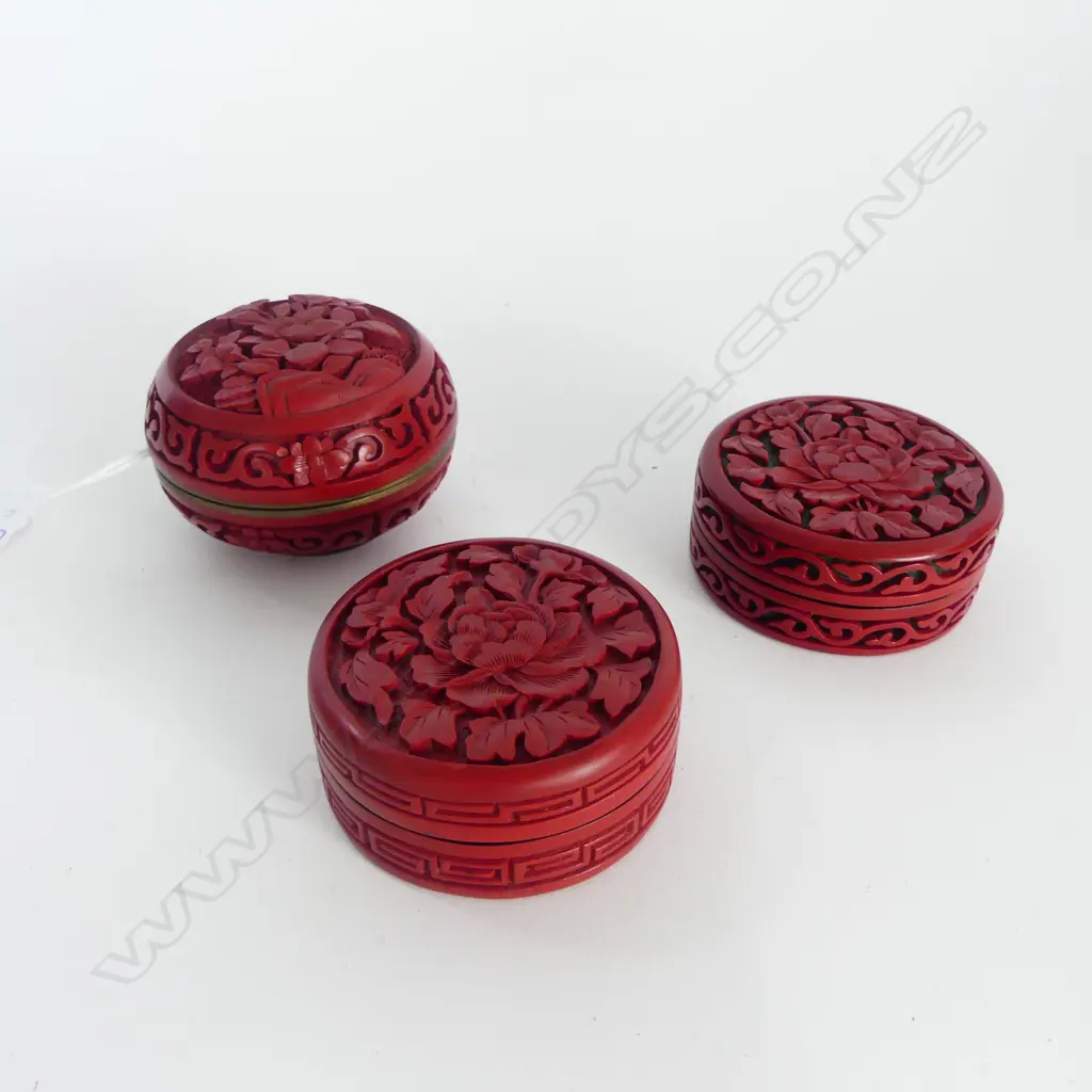 3 CINNABAR TRINKET BOXES; 1 w. enamel interior. H.50mm Image 1++