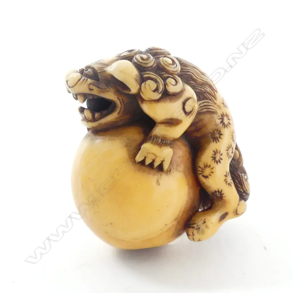 IVORY NETSUKE of a SHISHI LION on a ball H.32mm Image 1++