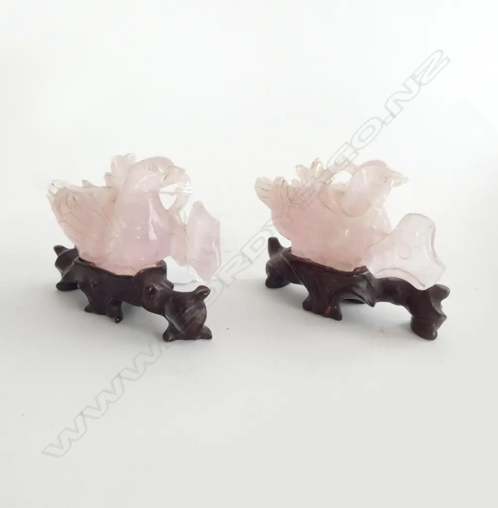 PAIR OF CHINESE ROSE QUARTZ  HO HO BIRDS ON WOOD STANDS L.120mm Image 1++