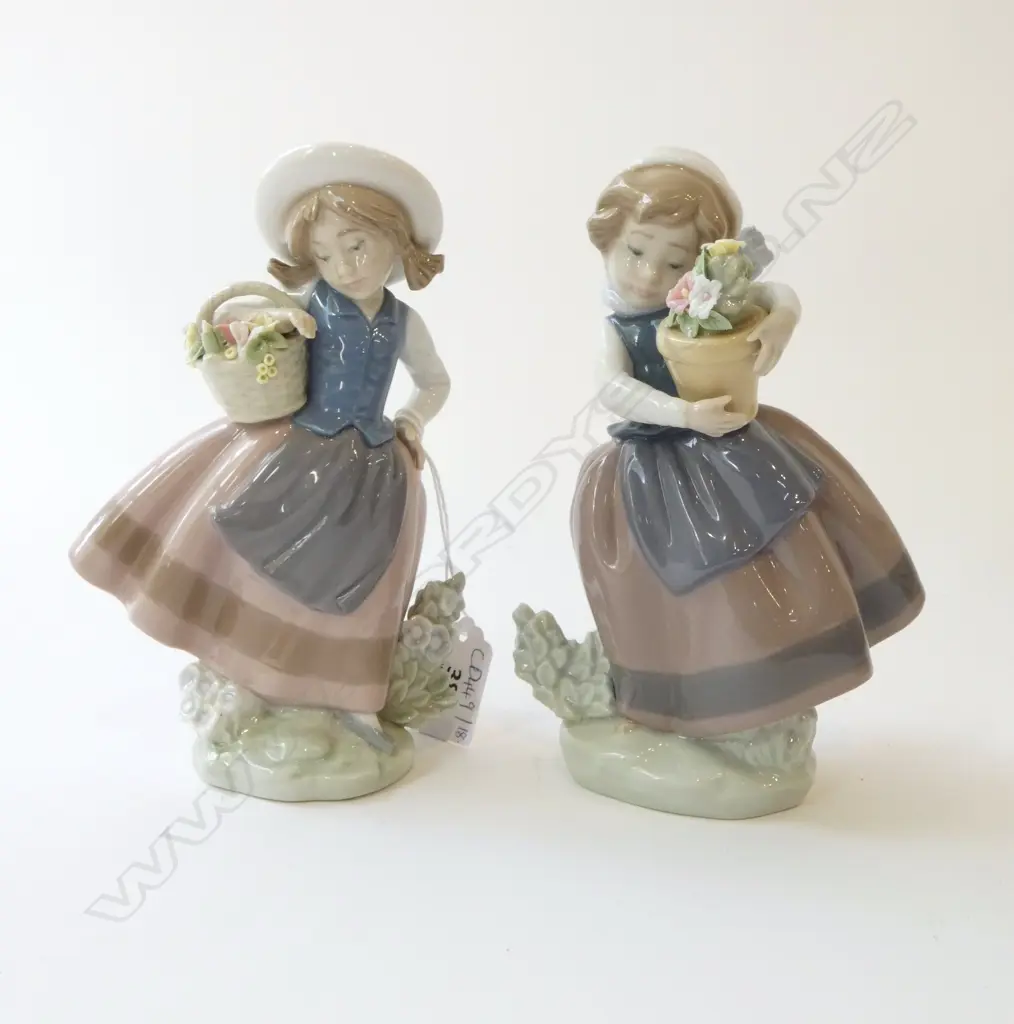 2 LLADRO GIRLS w. FLOWERS - minor losses H.170mm Image 1++